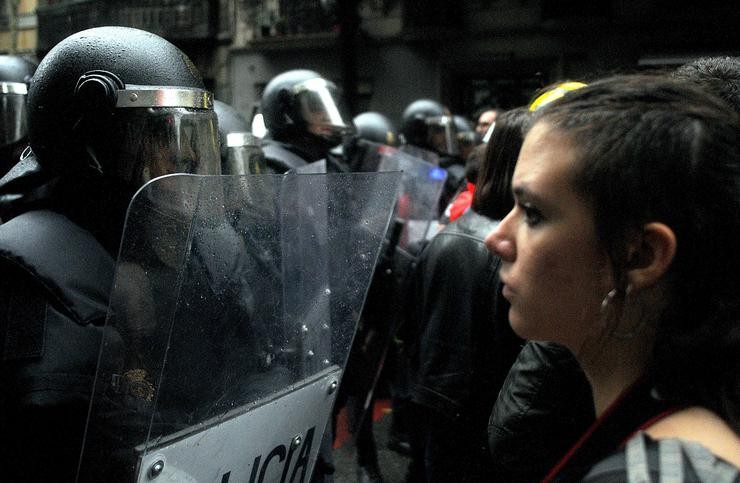 Cidadáns cataláns e Policía Nacional enfróntanse na xornada do referendo de independencia en Cataluña / Miguel Núñez.