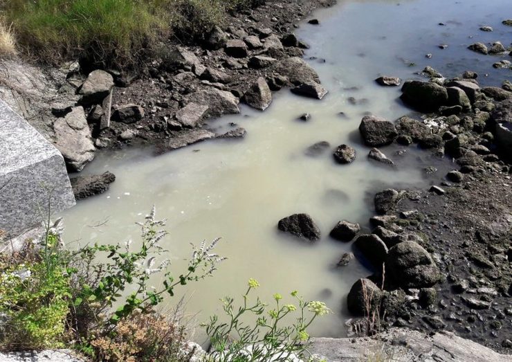 Saída do colector vello de saneamento no Pindo chea de contaminación por fecais 