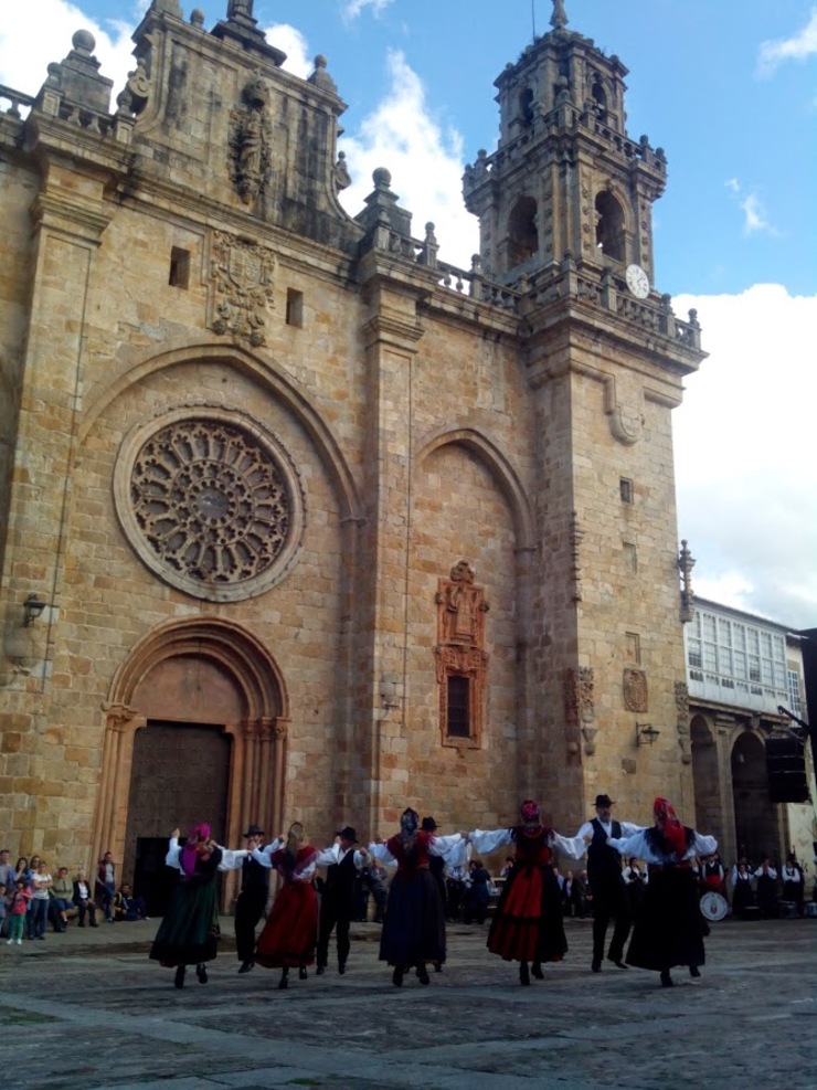 Encontro de música e baile tradicionais na praza da Catedral durante as San Lucas de Mondoñedo