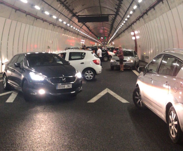 Vehículos atrapados no túnel da Cañiza na autovía A-52 pola onda de incendios.