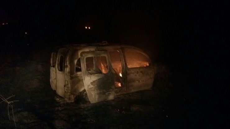 Furgoneta calcinada en Chandebrito (Nigrán) na que se atoparon dous cadáveres, en plena onda de incendios.