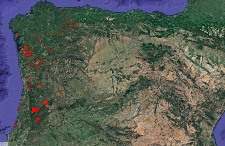 Incendios localizados en Galicia e norte de Portugal polo Sistema europeo de información sobre incendios forestais (EFFIS), na fin de semana do 14 e 15 de outubro de 2017.