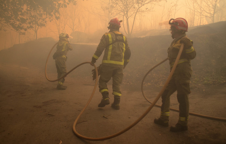 Loita contra o lume en Pazos de Borbén, en plena onda de incendios en Galicia a mediados de outubro de 2017 