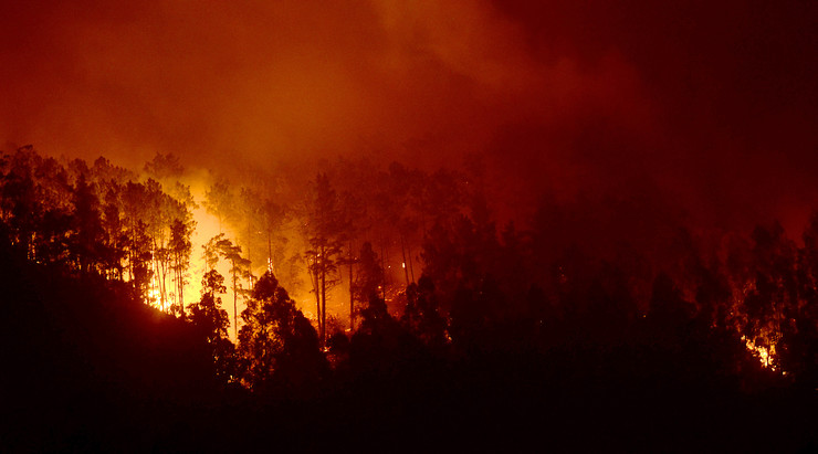 Lume en plena onda de incendios en Galicia a mediados de outubro de 2017 