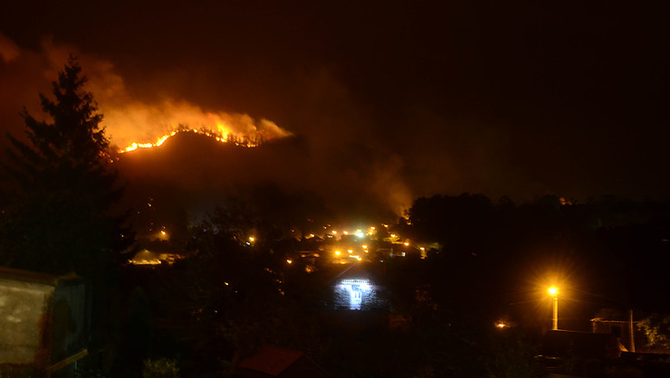 Lume sobre Gondomar, en plena onda de incendios en Galicia a mediados de outubro de 2017 