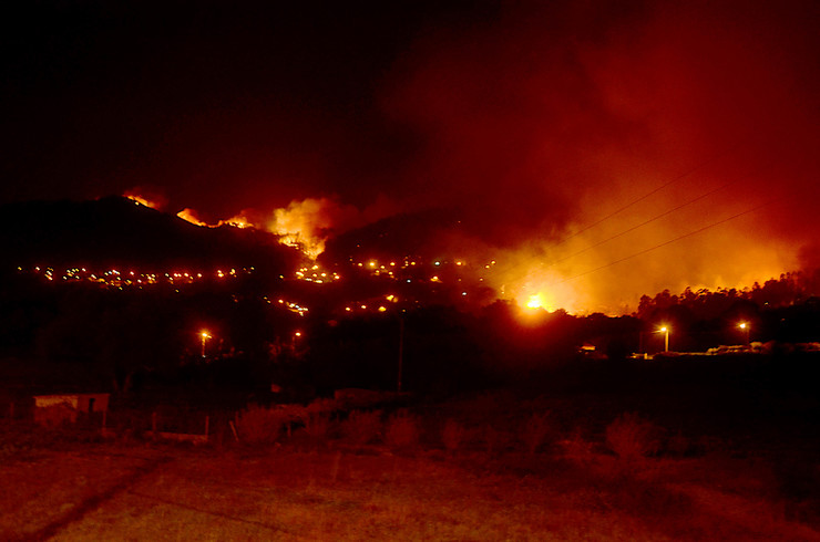Lume sobre Gondomar, en plena onda de incendios en Galicia a mediados de outubro de 2017 