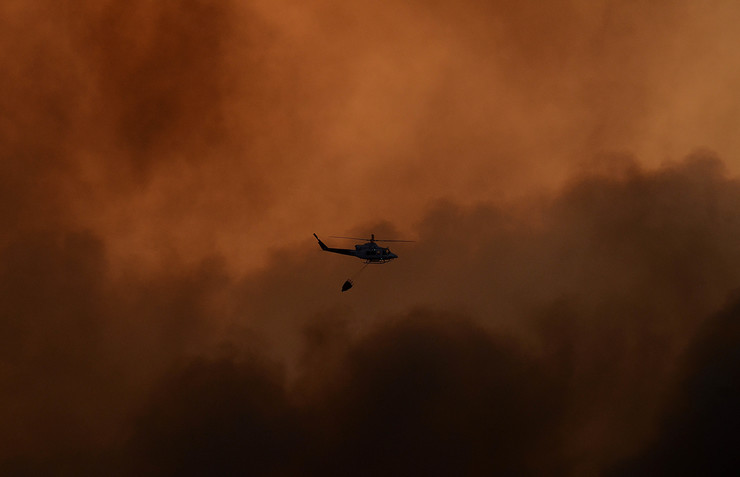 Helicóptero do operativo antilumes sobre Zamáns (Vigo) nos lumes da vaga de 2017 / MN