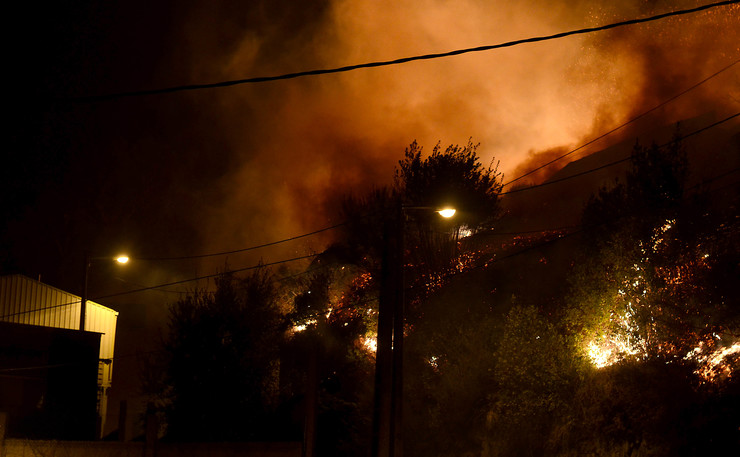 Lume en zona urbana en Nigrán, en plena onda de incendios en Galicia a mediados de outubro de 2017 