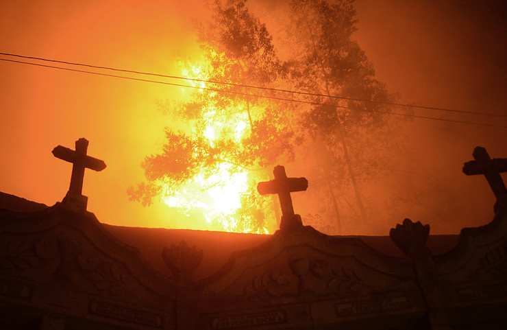 Lume no cemiterio en Nigrán, en plena onda de incendios en Galicia a mediados de outubro de 2017 