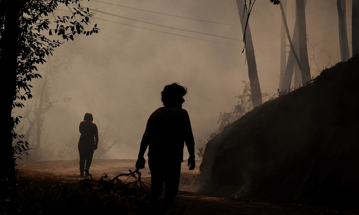 Imaxe desoladora de veciños combatendo o lume en Pazos de Borbén, en plena onda de incendios en Galicia a mediados de outubro de 2017 