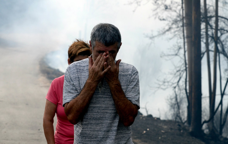 Veciños de Pazos de Borbén desolados, en plena onda de incendios en Galicia a mediados de outubro de 2017 