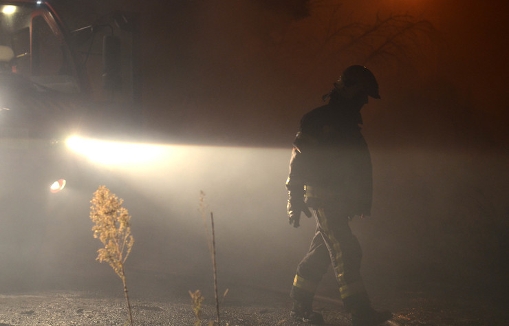 Bombeiro en Vigo colabora na extinción dos lumes na cidade, en plena onda de incendios en Galicia a mediados de outubro de 2017 