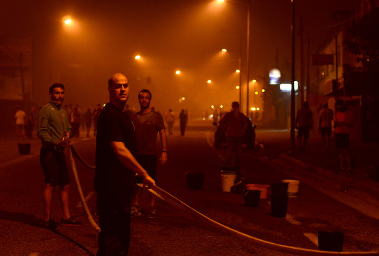 Voluntarios en Vigo colaboran na extinción dos lumes na cidade, en plena onda de incendios en Galicia a mediados de outubro de 2017 