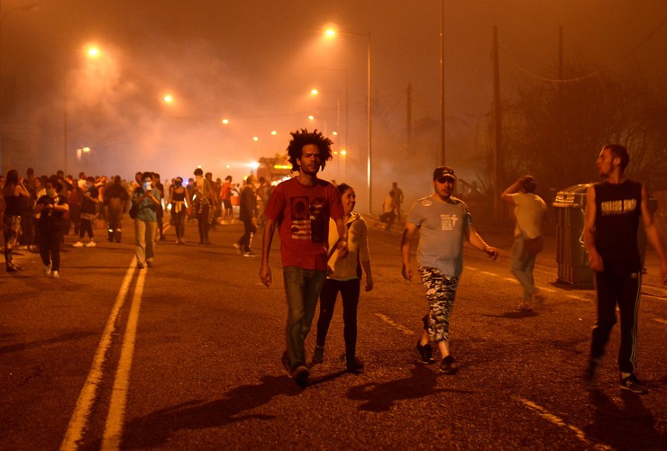 Voluntarios en Vigo para extinguir os lumes na Avenida de Europa que leva a Samil, en plena onda de incendios en Galicia a mediados de outubro de 2017 