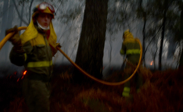 Brigadistas loitan contra os lumes da fin de semana en plena vaga de incendios en Galicia a mediados de outubro de 2017 