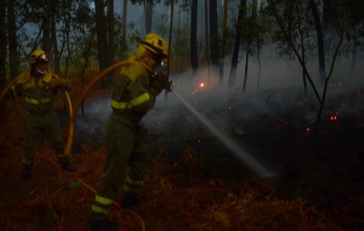 Loita contra o lume en Zamáns (Vigo), en plena onda de incendios en Galicia a mediados de outubro de 2017 
