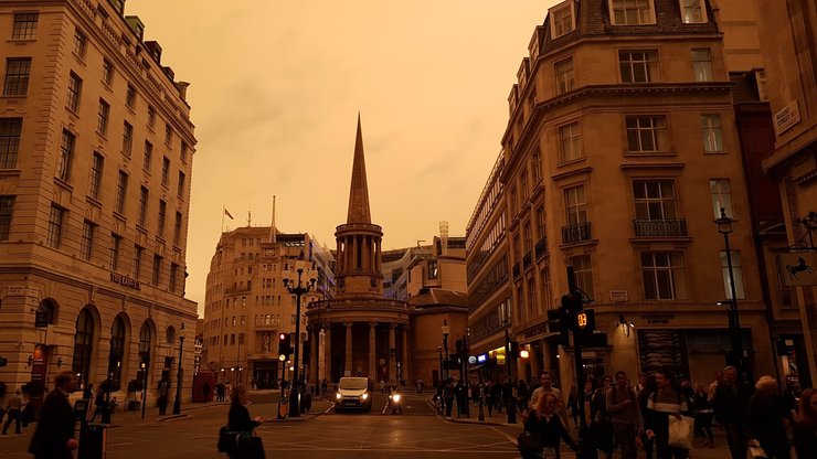Ceo alaranxado en Londres (Reino Unido) pola mestura do fume dos incendios en Galicia e Portugal e unha nube de po do Sahara, empurrados polo furacán Ophelia / Spencer Kelly‏ (@spenley).