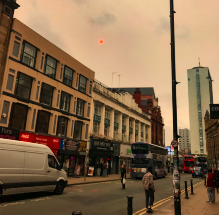 Ceo alaranxado e sol tinguido de vermello en Manchester (Reino Unido) pola mestura do fume dos incendios en Galicia e Portugal e unha nube de po do Sahara, empurrados polo furacán Ophelia 