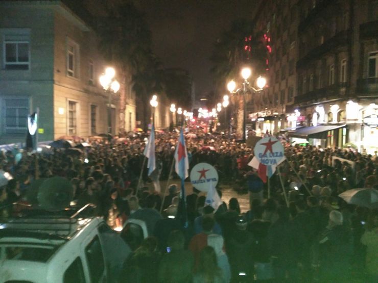 Masiva manifestación en Vigo contra os lumes e a xestión do Goberno que acabou fronte a sede da Xunta nesta cidade 