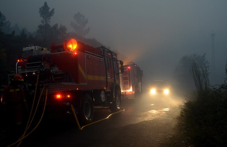 Membros da UME loitan contra o lume en plena vaga de incendios en outubro en Galicia 