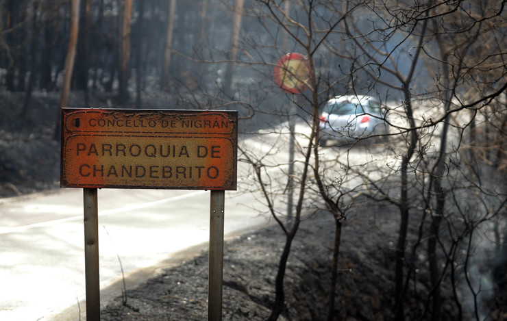 Dantesca imaxe da parroquia de Chandebrito (Nigrán), onde morreron dúas persoas tras os devastadores lumes que arrasaron a zona en pleno outubro 