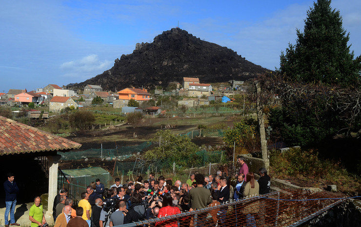 Pedro Sánchez (secretario xeral do PSOE) visita Chandebrito (Nigrán), onde morreron dúas persoas tras os devastadores lumes que arrasaron a zona e boa parte de Galicia en pleno outubro. De fondo, o monte do Castro totalmente calcinado 