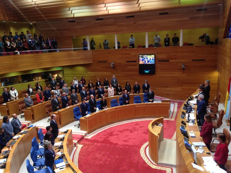 Minuto de silencio polos incendios no Parlamento galego. 