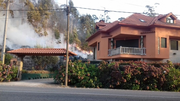 Incendio en Vincios preto dunha casa