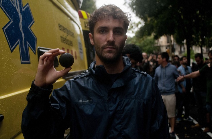 Incidentes entre antidisturbios e manifestantes durante o referendo de independencia de Cataluña