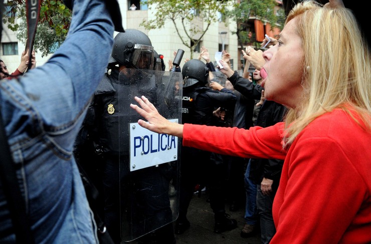 Incidentes entre antidisturbios e manifestantes durante o referendo de independencia de Cataluña/ Miguel Núñez Os cidadáns tentan dialogar coa Policía para evitar a violencia / Miguel Núñez