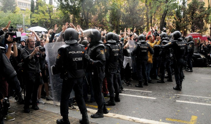 Incidentes entre antidisturbios e manifestantes durante o referendo de independencia de Cataluña