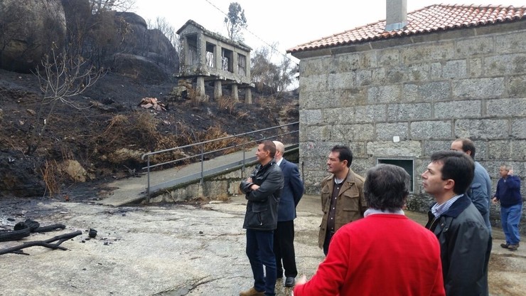 O líder do PSdeG, Gonzalo Caballero, visita zonas afectadas polos incendios 