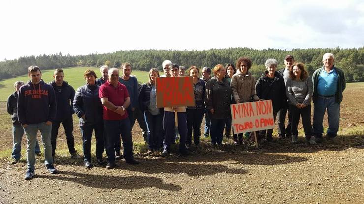 A europdeputada Lidia Senra (cuarta pola dereita) con veciños de Touro contra a mina de cobre a ceo aberto que se quere abrir na zona 