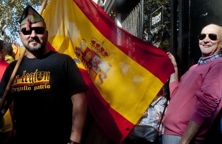 Manifestantes a favor de España, algúns deles ex militares, en Barcelona 