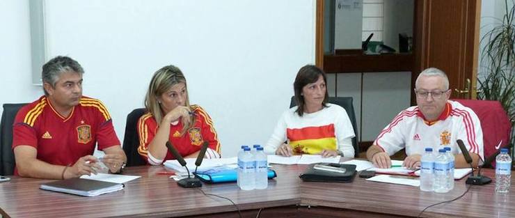 Concelleiros de TEGA con camisetas da Selección Española nun pleno en Vimianzo / QPC