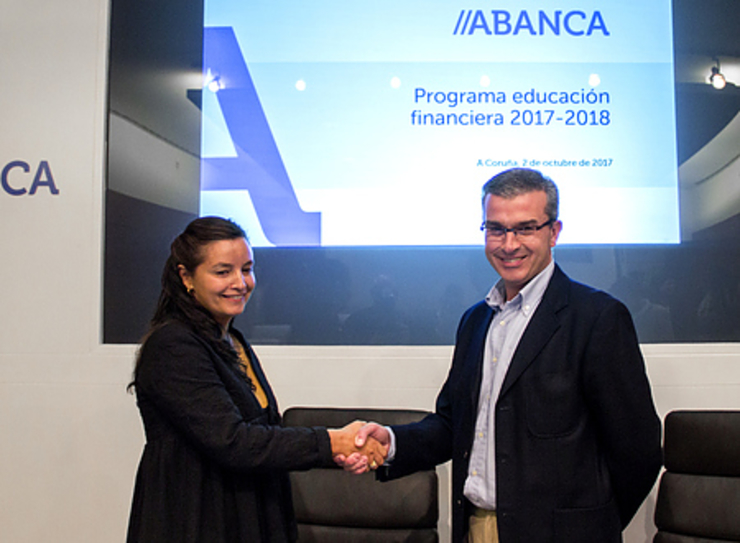 De esquerda a dereita, Tatiana Suárez, directora de RSC de ABANCA, e Manuel Álvarez, presidente de Down Coruña 