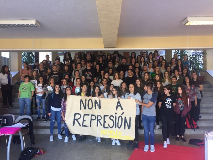 Concentración de estudantes e profofesores da Facultade de Ciencias da Educación da USC en contra da violencia policial no referendo de Cataluña