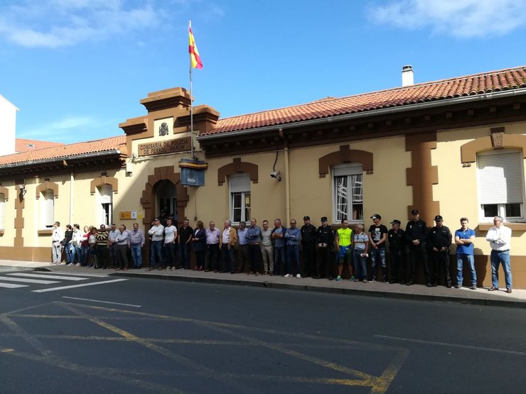 Manifestación fronte a Comisaría de Ferrol en apoio dos axentes desprazados a Cataluña