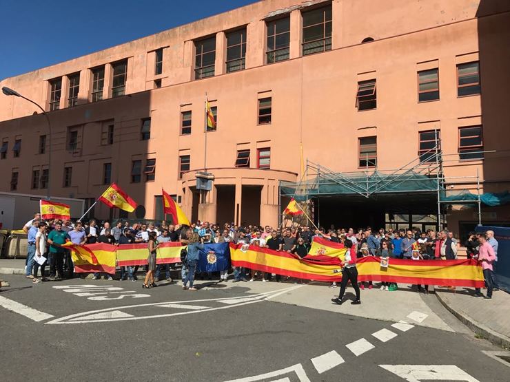 Manifestación fronte a Comisaría da Coruña en apoio dos axentes desprazados a Cataluña