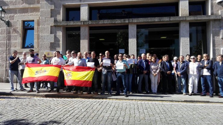 Manifestación fronte a Comisaría de Santiago en apoio dos axentes desprazados a Cataluña