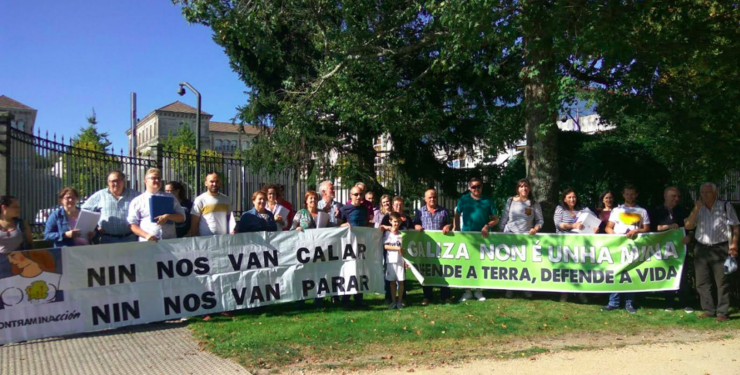 Membros da plataforma contraMINAcción, tras presentar no Rexistro Xeral da Xunta de Galicia alegacións ao proxecto mineiro de cobre en Touro e O Pino.