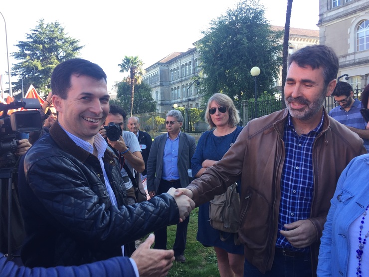 Gonzalo Caballero e Juan Díaz Villoslada (PSdeG) saúdanse nunha manifestación.