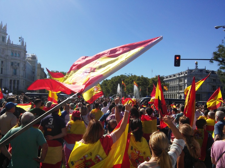 Ultranacionalistas españois baixaron dende Colón a Cibeles, en Madrid, para provocar aos manifestantes a prol do diálogo e do entendemento no conflito catalán 