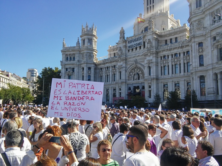 Concentración na Plaza de Cibeles en Madrid a prol do díalogo para a solución do conflito catalán 