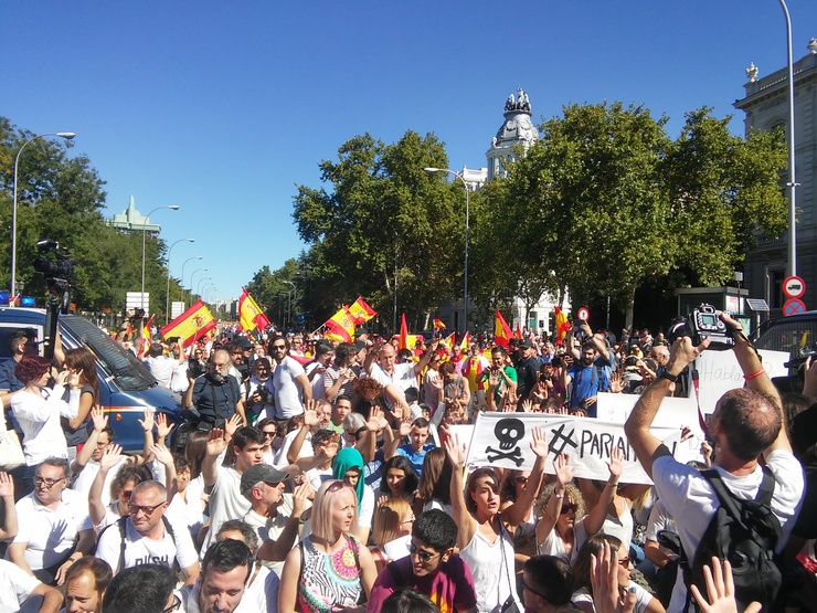 Sentada na Plaza de Cibeles en Madrid de manifestantes a prol do diálogo e do entendemento no conflito catalán, provocados e insultados por ultranacionalistas españois 
