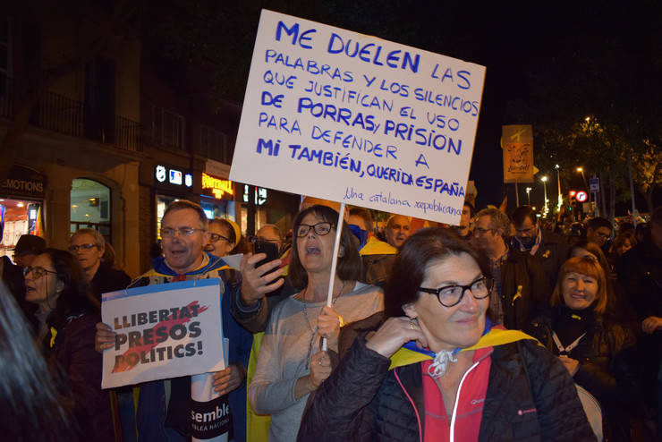 Manifestacións na protesta do 11 de novembro de 2017 en Barcelona para pedir a liberdade dos ex consellers detidos e os presidentes da ANC e Òmnium