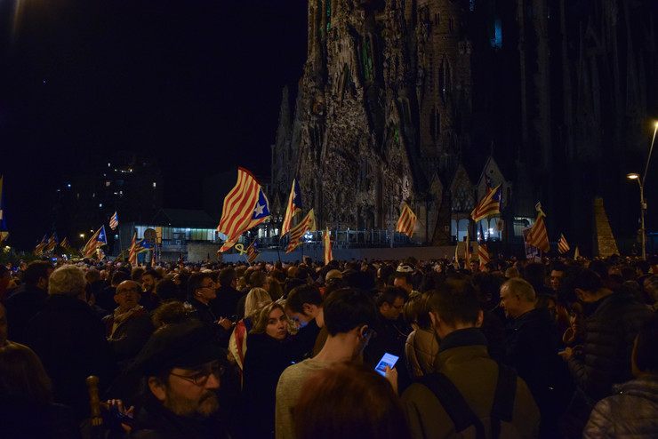 Os manifestantes diante da Sagrada Familia na protesta de Barcelona do 11 de novembro a favor da independencia de Cataluña 