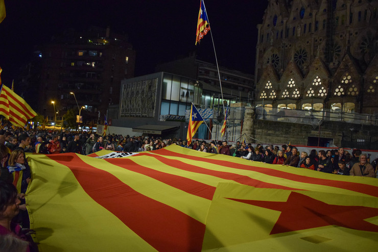 Unha gran senyera de Cataluña na manifestación contra o encarceramento dos presos políticos