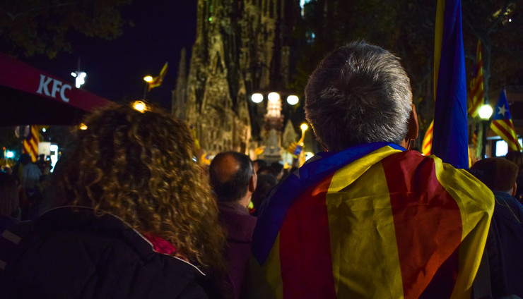 Dous manifestantes na gran marcha que o 11 de novembro percorreu as rúas da capital de Cataluña a favor da independencia 
