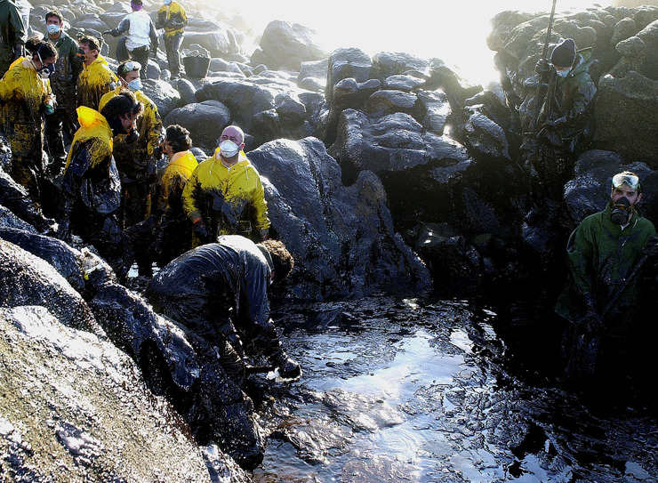 Voluntarios limpan rochas contaminadas polo chapapote do 'Prestige' 